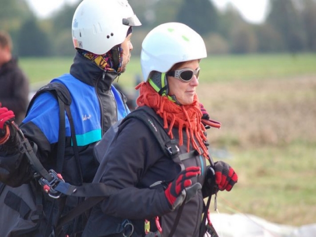 preparandose para un vuelo en parapente.jpg